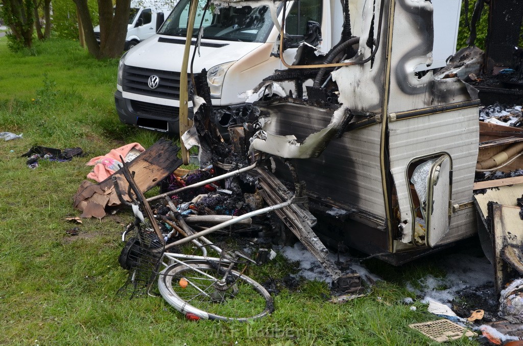 Wohnmobil ausgebrannt Koeln Porz Linder Mauspfad P003.JPG - Miklos Laubert